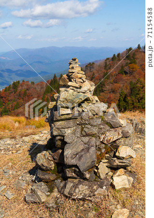 積み石 山 アウトドア 登山の写真素材