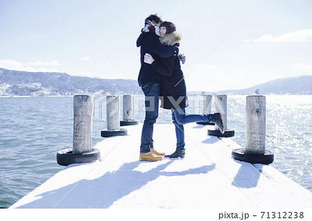 横向き マフラー 女性 横顔の写真素材
