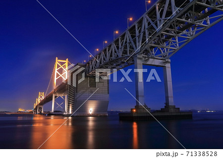 瀬戸大橋 ライトアップ 橋 夜景の写真素材