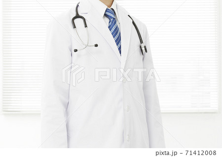 ポケットに手を入れるの写真素材