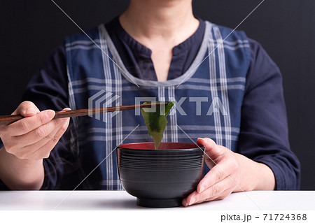 味噌汁 飲む 食事 女性の写真素材