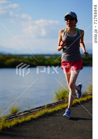 ジョギング 女性 ランニング ストレッチの写真素材