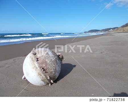 浮き 漁具 浮き玉 漂着物の写真素材 Pixta