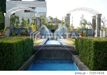 洋館 噴水 西洋館 庭園の写真素材