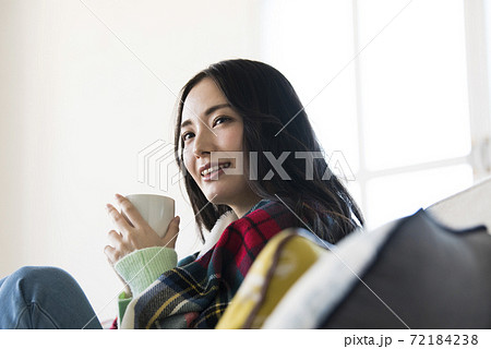 女性 横顔 日本人 マフラーの写真素材
