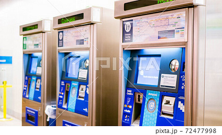 Atm 駅 クレジットカード コンパスカードの写真素材