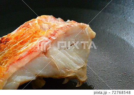 魚屋で焼いたアマダイの塩焼き鱗にフォーカスの写真素材
