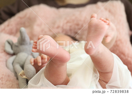 足 足の裏 小さい 赤ちゃん 可愛いの写真素材