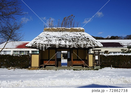 冬のバス停の写真素材