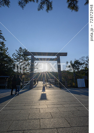 伊勢神宮 宇治橋 日の出 朝日の写真素材