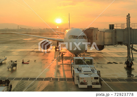 福岡空港 飛行機 夕暮れ 夕焼けの写真素材