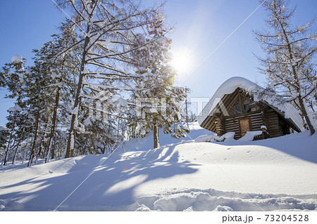 積雪 山小屋 ログハウス 丸太小屋の写真素材