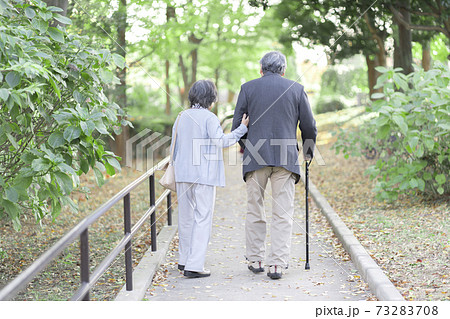 シニア 夫婦 散歩 後ろ姿の写真素材
