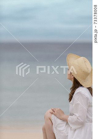 麦わら帽子 海 女性 横顔の写真素材