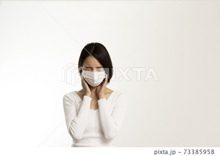 マスク姿の女性/頭痛/風邪の症状/熱の症状/白い服/	