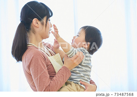 子供 女性 保母さん かわいい 幼稚園児 屋内 日本人の写真素材