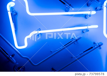 青く光るネオン管,照明機材,電灯,電飾