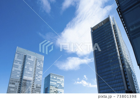 青空に建設された大手町の高層ビル群