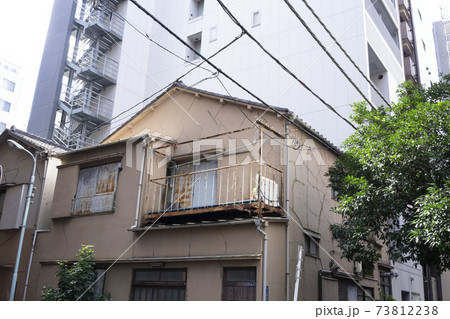 日本の古い木造二階建住宅/狭小住宅/一戸建て/