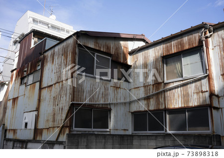 トタン作りの錆びた工場の壁/工事現場/町工場/廃墟	