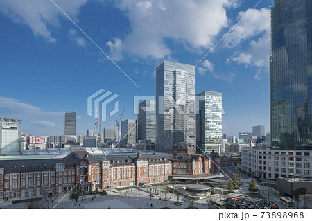 東京の中心、青空の下の東京駅前の丸の内高層ビル