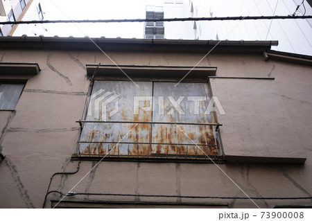 日本の木造モルタル住宅の古い窓,鉄格子,開かずの窓