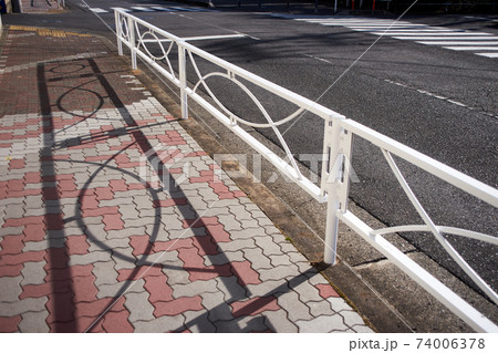 道路 歩道 ガードレール デザインの写真素材