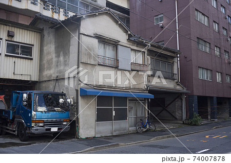 日本の古い住宅/モルタル木造二階建て