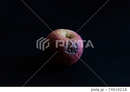 腐った 林檎 リンゴ アップルの写真素材