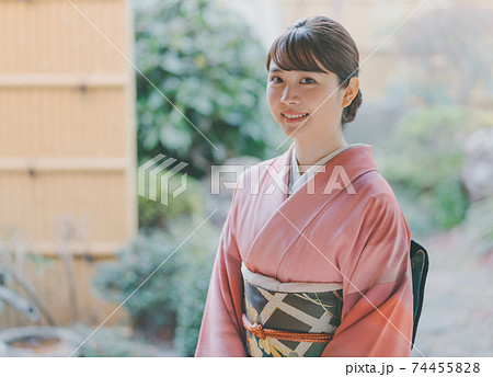 着物姿 女性 大人の写真素材 - PIXTA