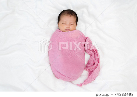 赤ちゃん 新生児 外国人 かわいい 愛らしい 幼児の写真素材