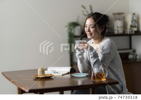 紅茶 女性 飲む 上半身の写真素材