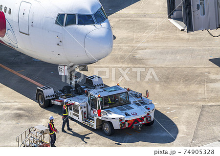 航空機牽引車の写真素材