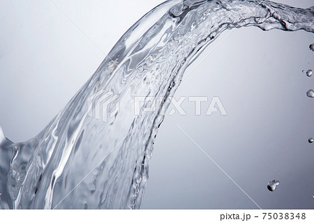 弾ける 液体の写真素材