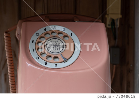 公衆電話 ピンク電話 ダイヤル 電話機の写真素材