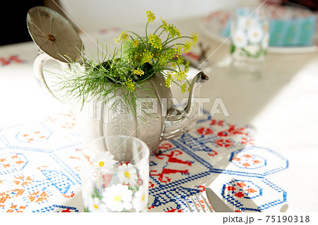 テーブル フラワーアレンジメント 食卓 花の写真素材