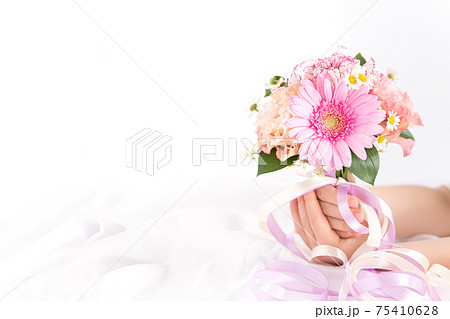 花を渡すの写真素材