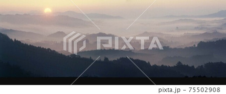 連なる山々の写真素材 - PIXTA