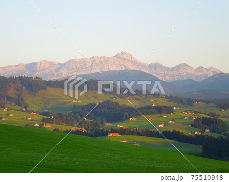 ゼンティス スイス 山の写真素材