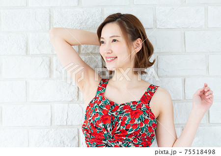 女性 腋 かわいい 夏の写真素材 女性 腋 かわいい 夏の写真素材
