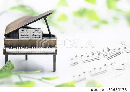 グランドピアノ ピアノ 楽器 置物の写真素材