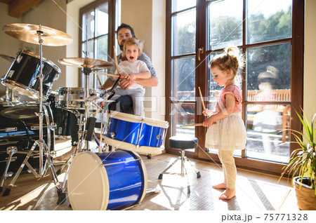 女の子 女子 少女 ドラムの写真素材