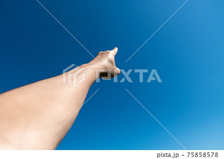 手 ピース 空 青空の写真素材