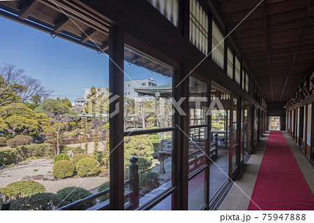 渡り廊下 木造建築 和風建築 建物の写真素材