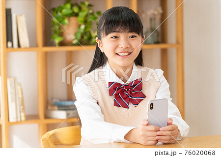 中学生 女子中学生 女の子 スマートフォンの写真素材