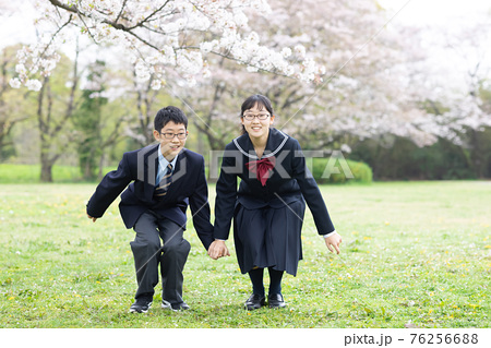 制服 卒業式 学生 カップルの写真素材