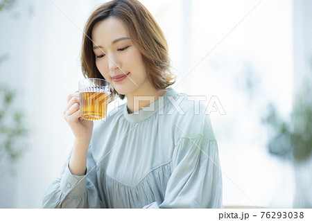 紅茶 女性 飲む 上半身の写真素材