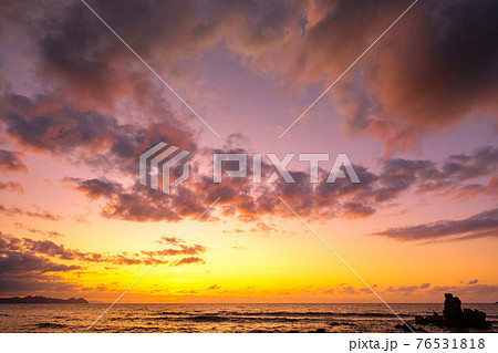 夕焼け 幻想的 雲 夕景の写真素材