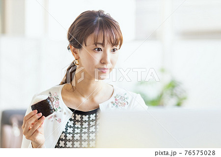 おにぎり 食べるの写真素材 おにぎり 食べるの写真素材