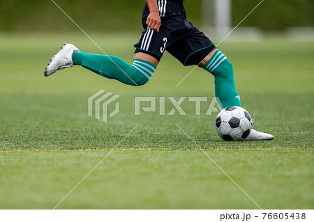 蹴る瞬間 瞬間 サッカーボールの写真素材